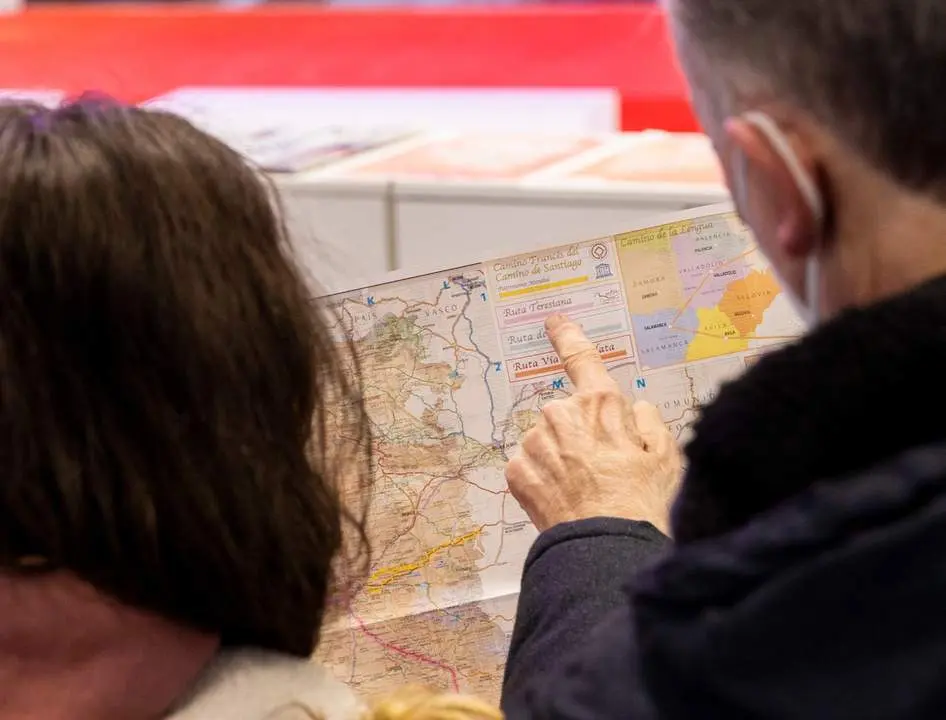 Turistas consultando un mapa sobre el Camino de Santiago francés. Fotografía: Turismo Castilla y León