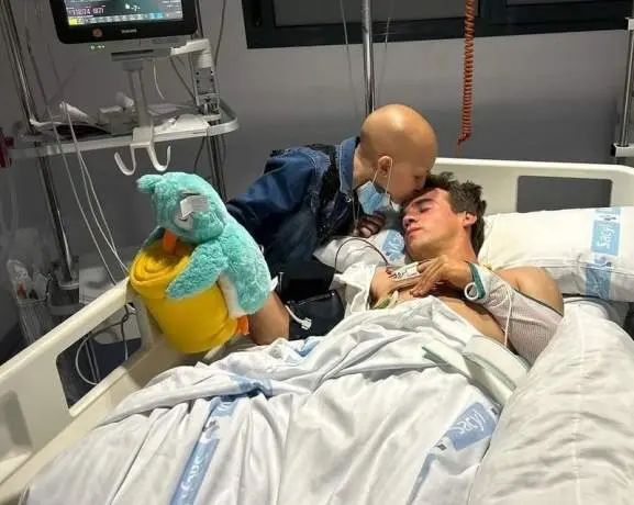 M4ría durante su visita a Gonzalo Caballero tras su accidente en Alba de Tormes