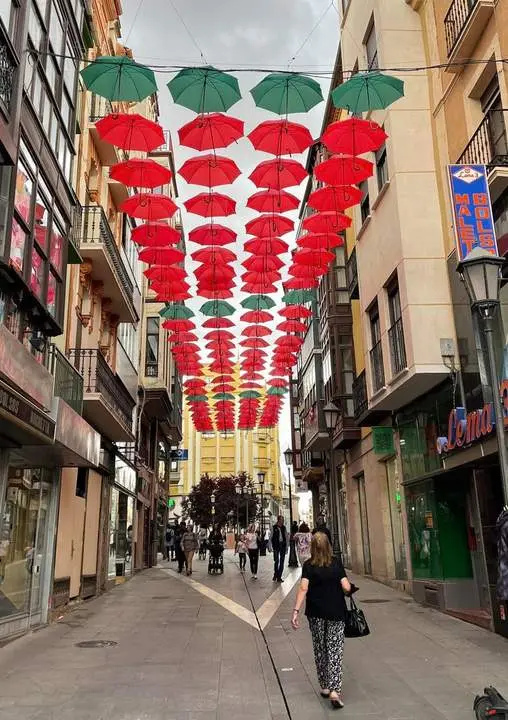La seña bermeja a modo de toldo domina el paisaje en la calle Renova. Fotografía: David Gago