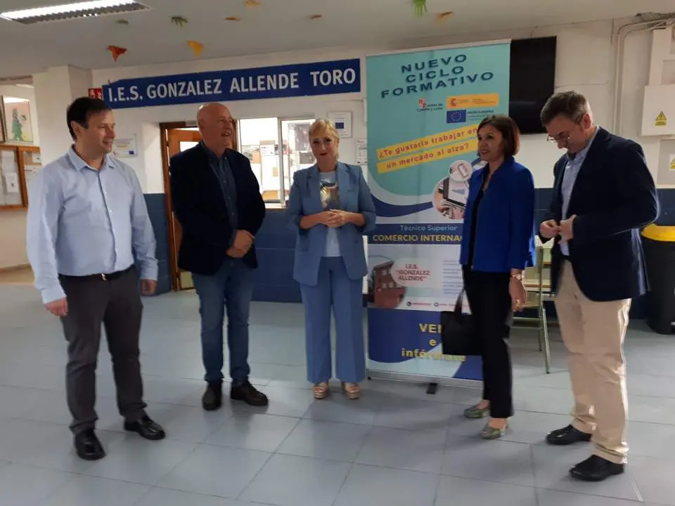 La delegada territorial, Leticia García, durante su visita al IES González Allende de Toro