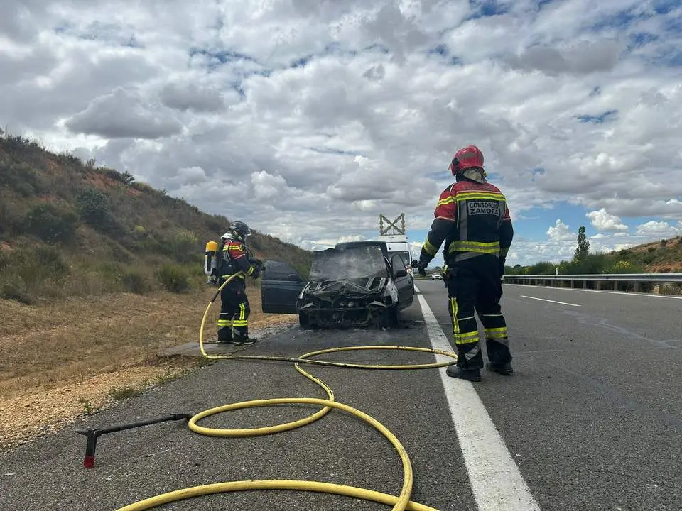 bomberos sofocando un coche incendiado