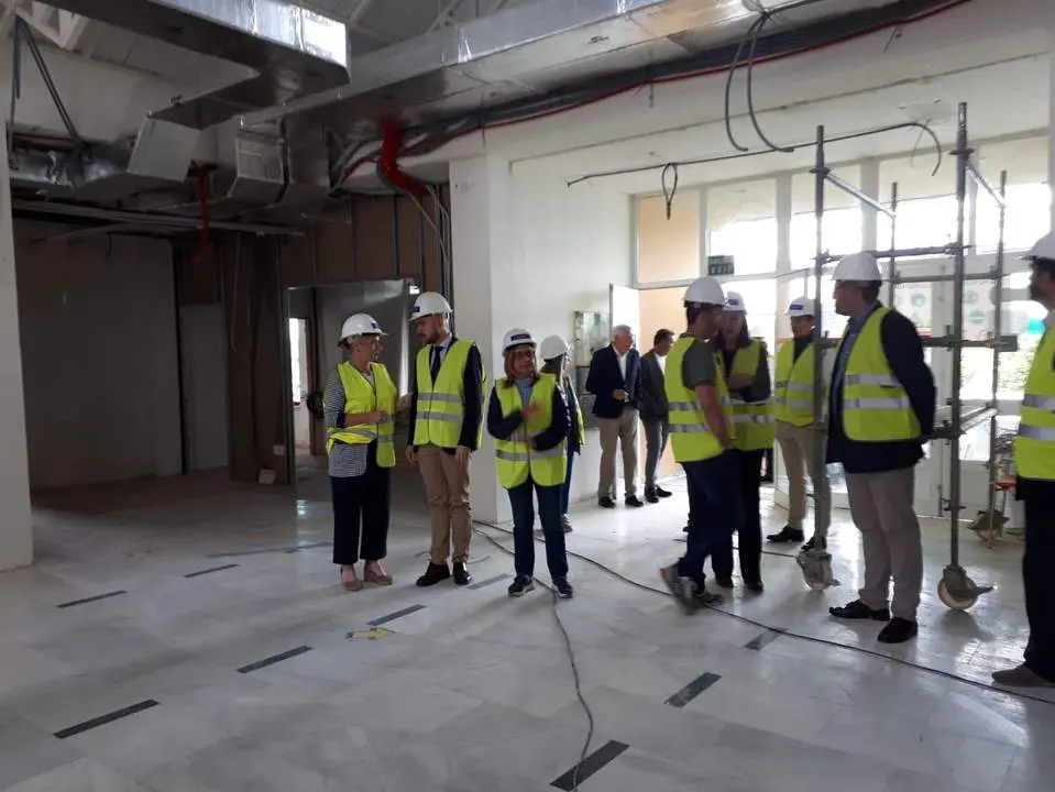 El director general de Calidad e Infraestructuras Sanitarias, Álvaro Muñoz Galindo, visita las obras de reforma del Centro de Salud de Aliste junto a la delegada territorial, Leticia García, y la gerente de Atención Sanitaria de Zamora, Montserrat Chimeno