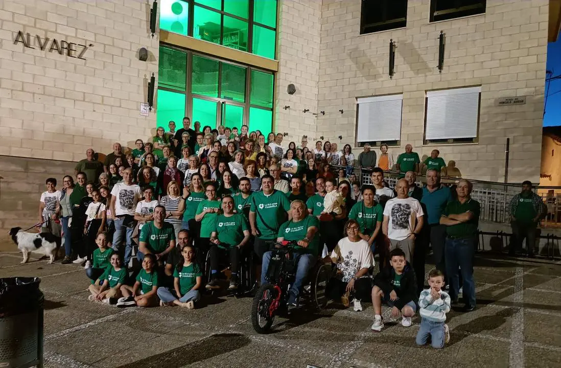 Coreses se tiñe de verde por el día del ELA