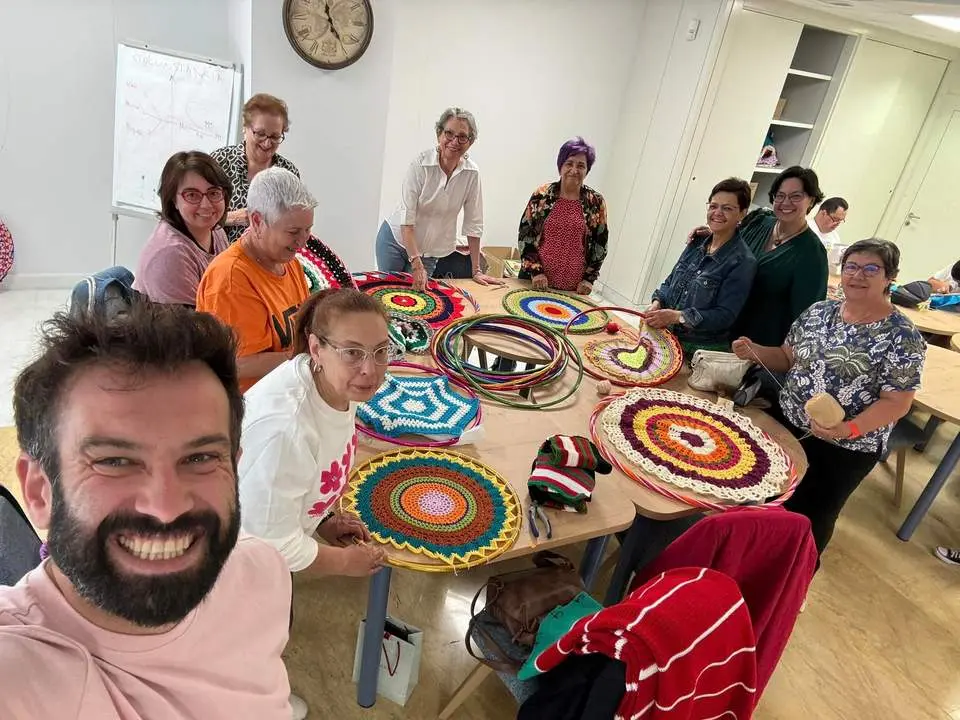 Las aficionadas al ganchillo del grupo 'Tejiendo Zamora' con el concejal David Gago. Fotografía: David Gago