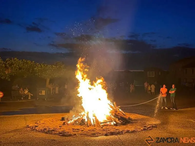 hoguera de San Juan en Santibáñez de Tera_3