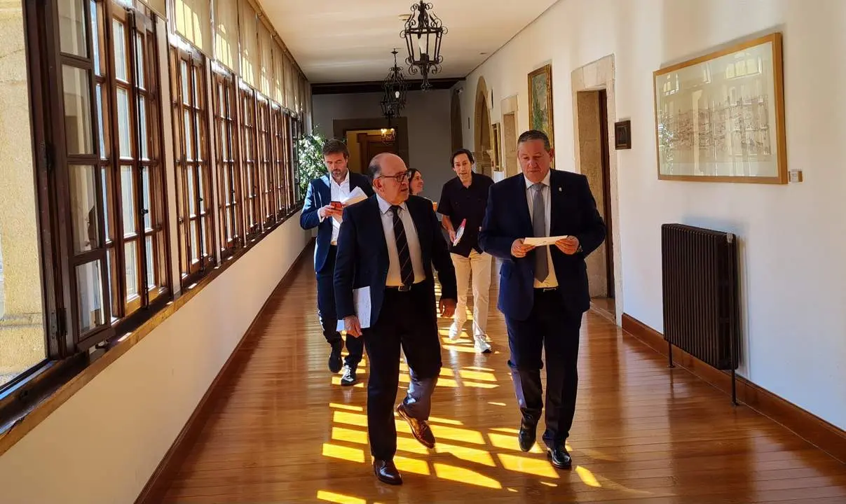 El presidente de la Diputación de Zamora, Javier Faúndez Domínguez, y el director general de Infraestructuras y Sostenibilidad Medioambiental de Castilla y León y consejero delegado de la Sociedad Pública de Infraestructuras y Medio Ambiente de Castilla y León (SOMACYL), José Manuel Jiménez Blázquez, han mantenido tras la reunión de la Comisión de Seguimiento de los programas de depuración de aguas residuales