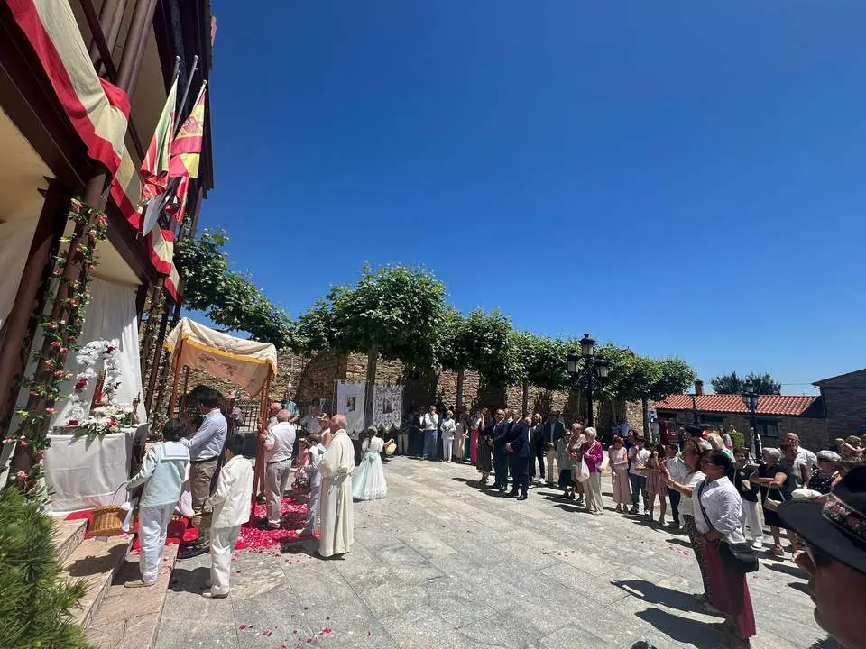 Javier Faúndez y Amaranta Ratón en la celebración de San Juan Bautista en  Ferreras de Abajo