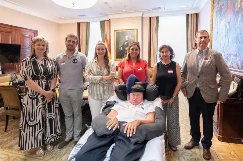La vicesecretaria de Sanidad y Educación del Partido
Popular, Ester Muñoz, y la diputada Elvira Velasco se han reunido esta tarde
en el Congreso con las asociaciones ConELA y adEla