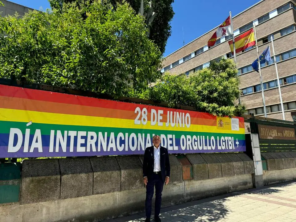 La Delegación del Gobierno en Castilla y León despliega la bandera LGTBI+