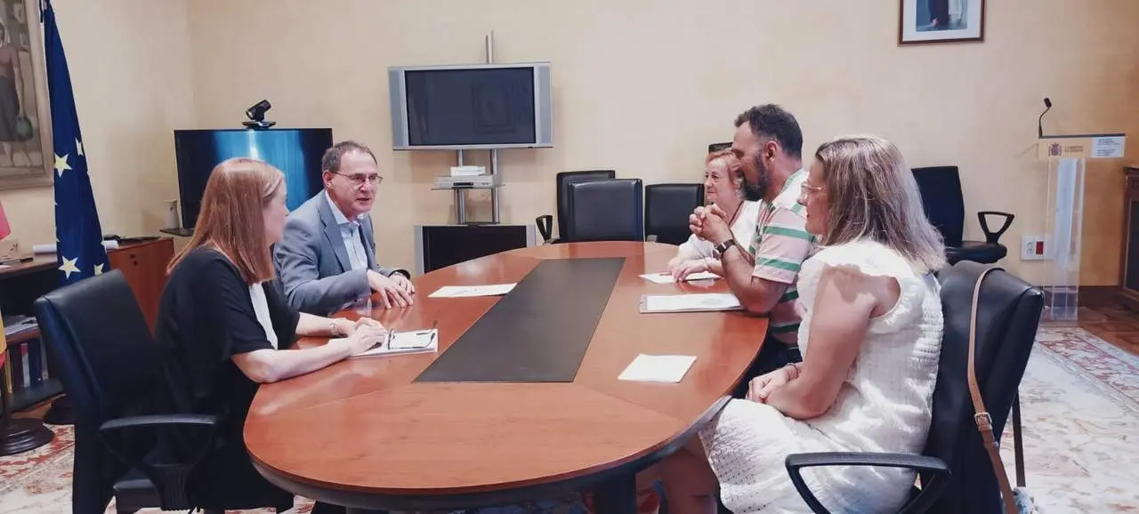 El subdelegado del Gobierno en Zamora se reúne con la asociación cultural La Mayuela