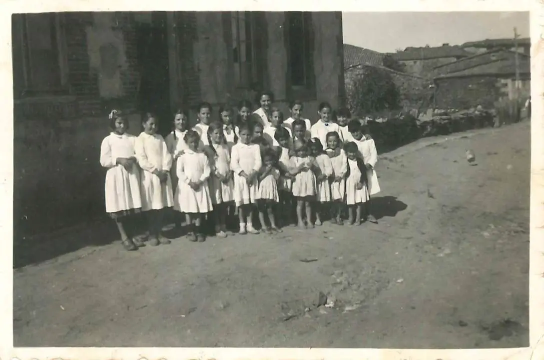 Foto grupal en la escuela de Ceadea (Zamora), del relato de Mercedes Fraile.