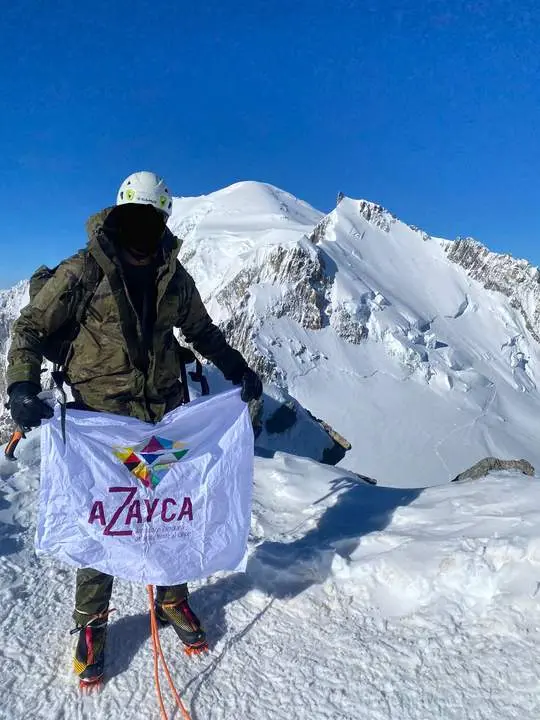 Un militar zamorano asciende al Mont Maudit con la bandera de Azayca