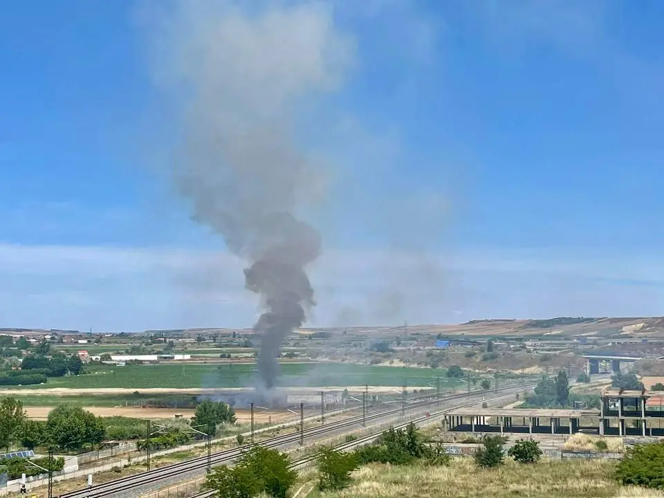 Incendio cerca de las vías del Ferrocarril.