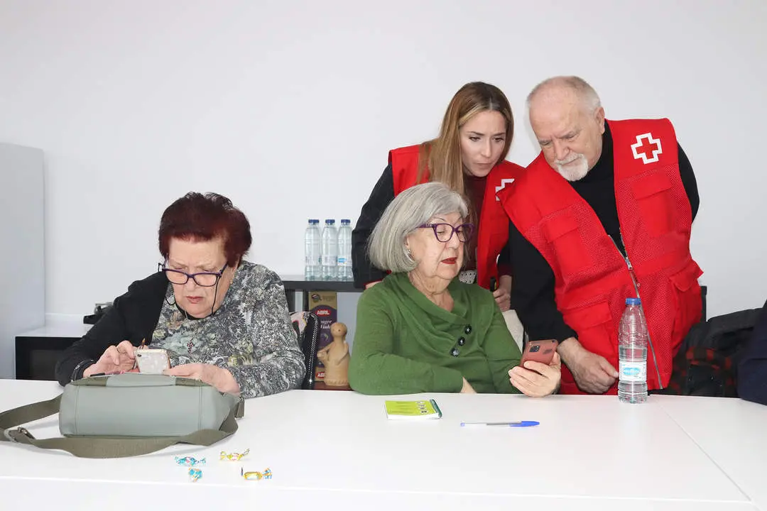 Cruz Roja en Zamora imparte talleres de uso de móviles para mejorar las competencias digitales de las personas mayores