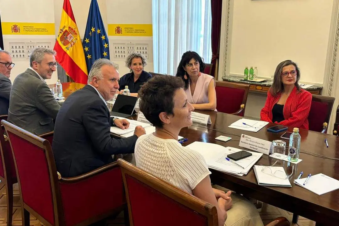 La ministra de Igualdad, Ana Redondo, y el ministro de Política Territorial y Memoria Democrática, Ángel Victor Torres, junto a los delegados del Gobierno. (Pool Moncloa)