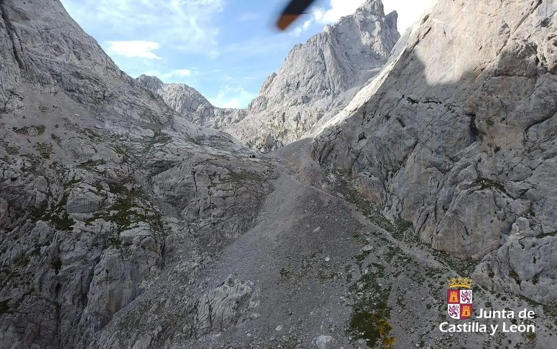 El grupo de rescate de la Junta interviene para evacuar a un hombre en los Picos de Europa. imagen de archivo