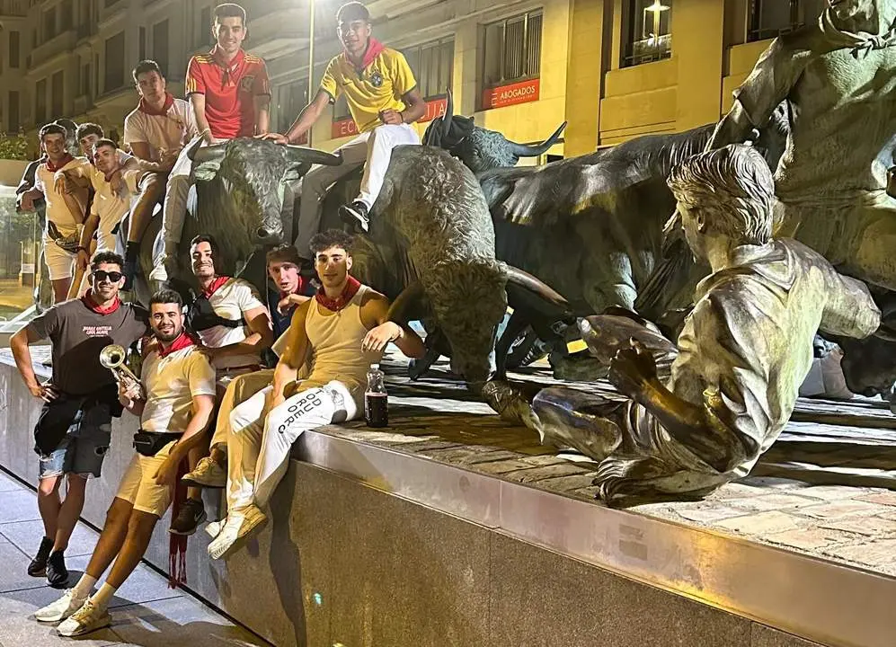 Tebe Rivera con un grupo de amigos en sanfermines. IMAGEN CECIDA
