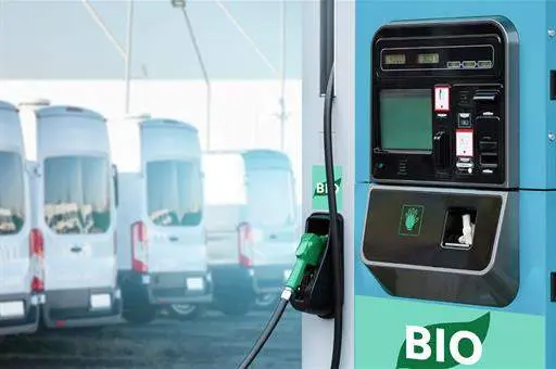 Vehículos repostando con biocarburantes