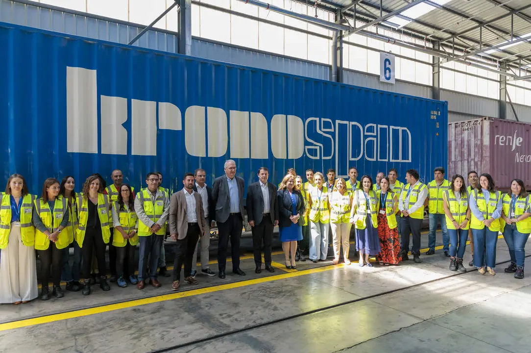 Mañueco en su visita a la empresa Kronospan