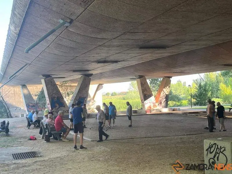 zamoranos jugando a la petanca 