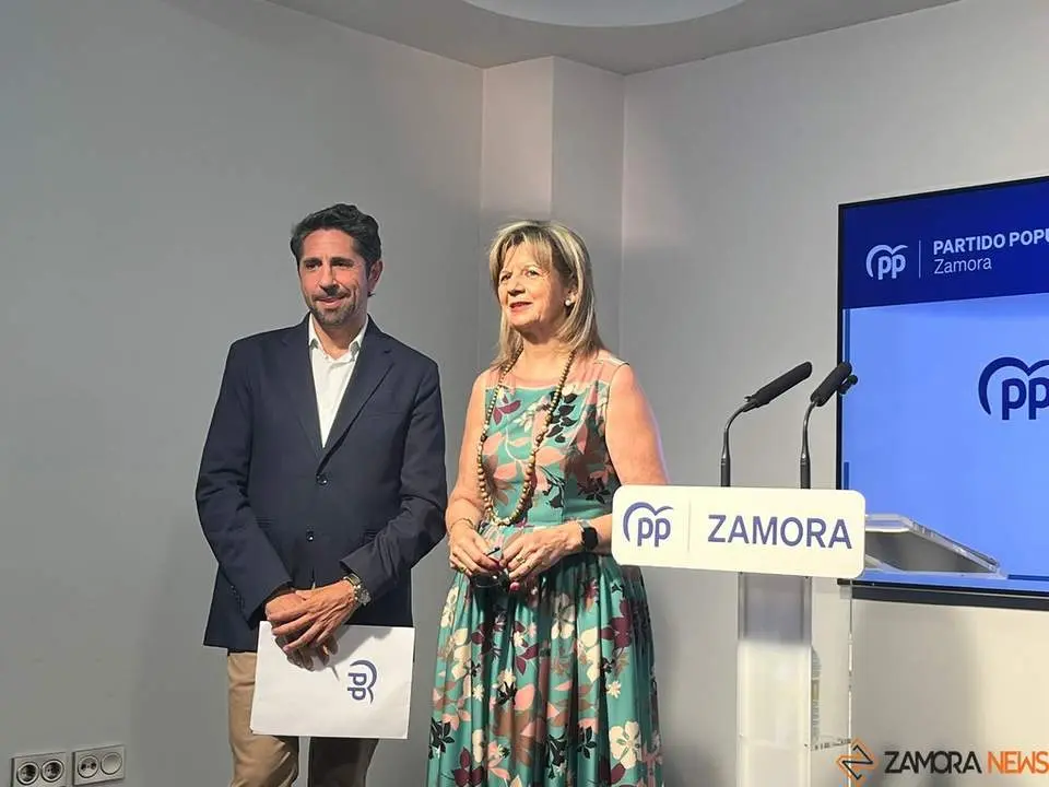 elvira velasco y Oscar ramajo sede del PP