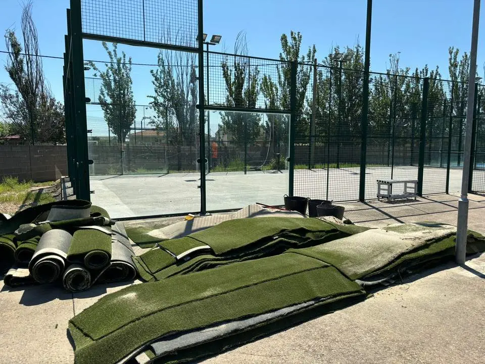 cambio de césped en la pista los Salaos de Benavente