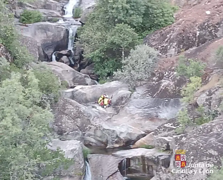 El grupo de rescate de la Junta de Castilla y León evacúa a una escaladora herida en el Barranco de Arbillas