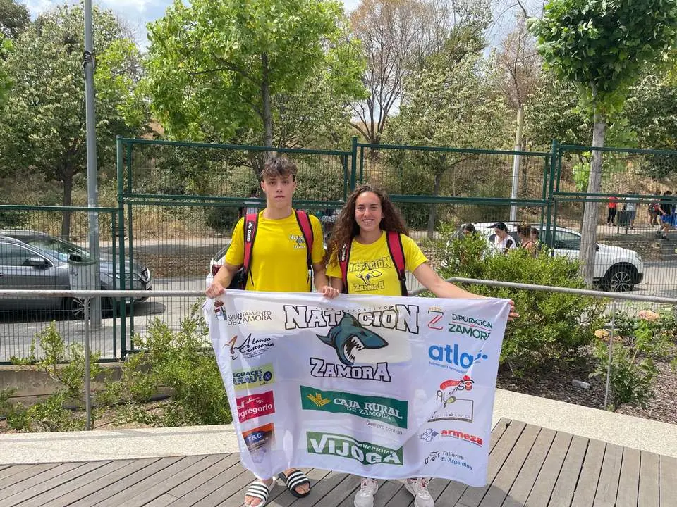 Alejandro y la entrenadora Sara Pomar Solana en las inmediaciones de la piscina.