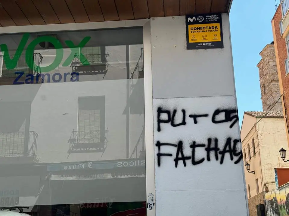 pintadas sede Vox Zamora
