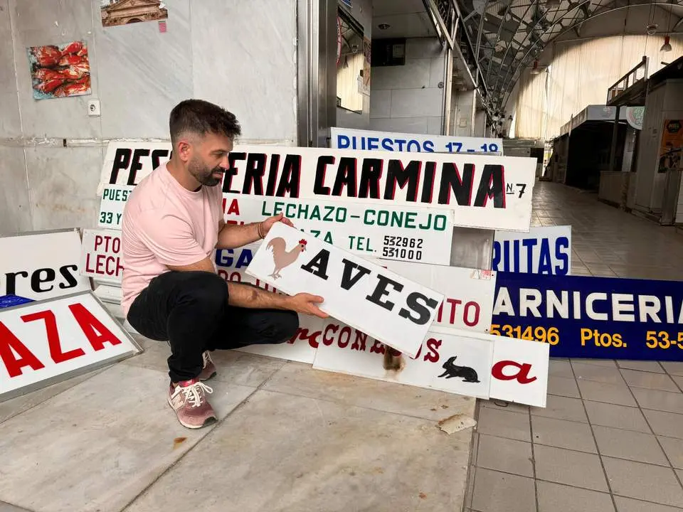 Retirada de carteles. Mercado de Abastos