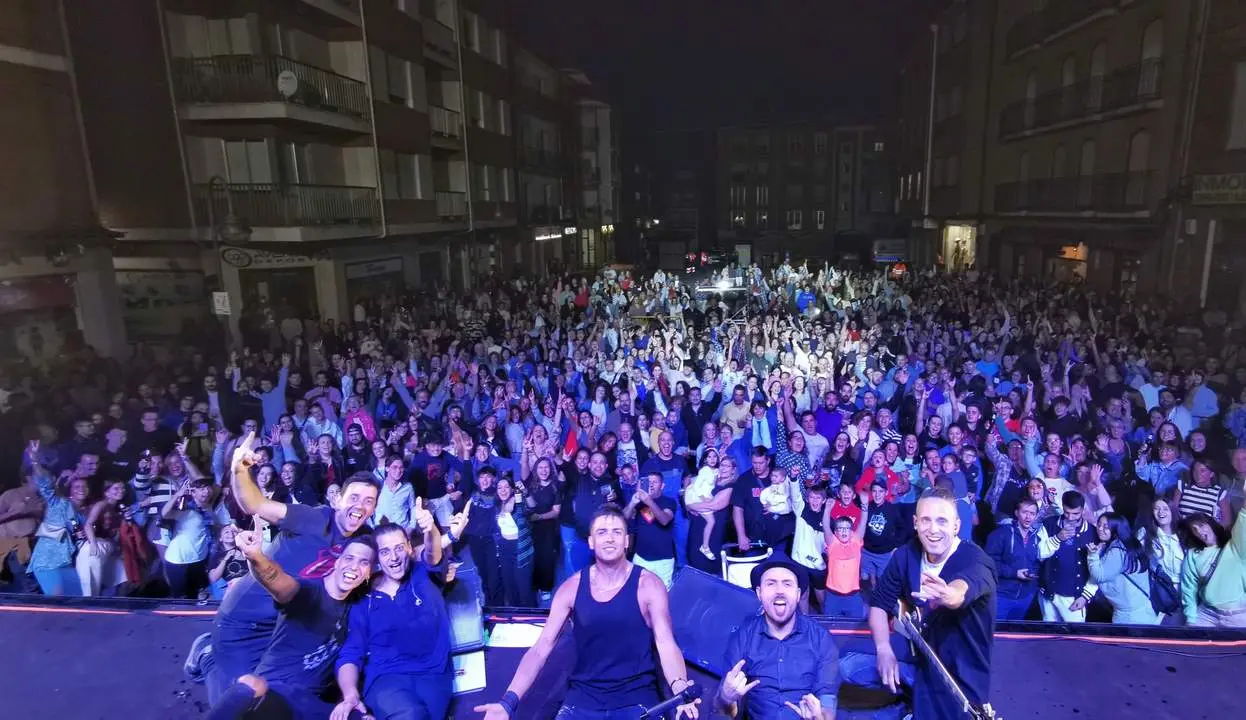 Actuación del Grupo insomnio en Benavente (imagen de Facebook)