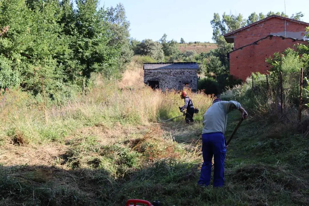 Vecinos de Riofrío en plena faena de limpieza en el cauce del río. Fotografía Rubén Gago