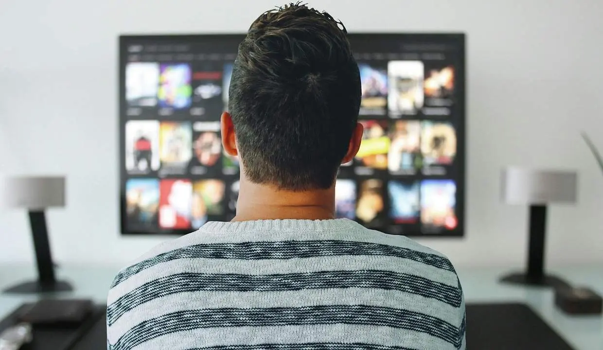 Persona viendo la tv