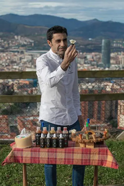 Saniago mohedano con una de sus flores de queso