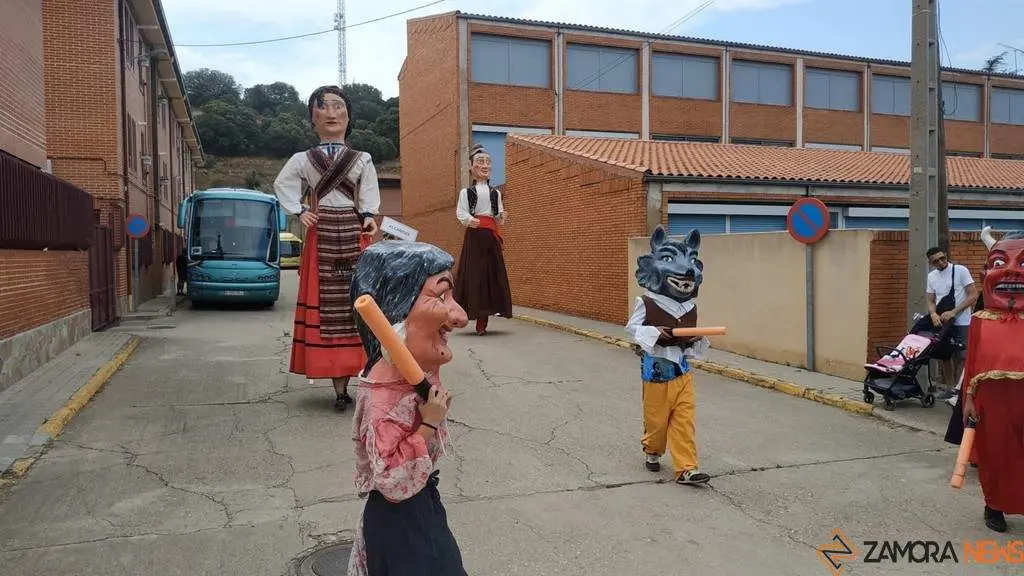 Gigantes y cabezudos en Camarzana de Tera _3