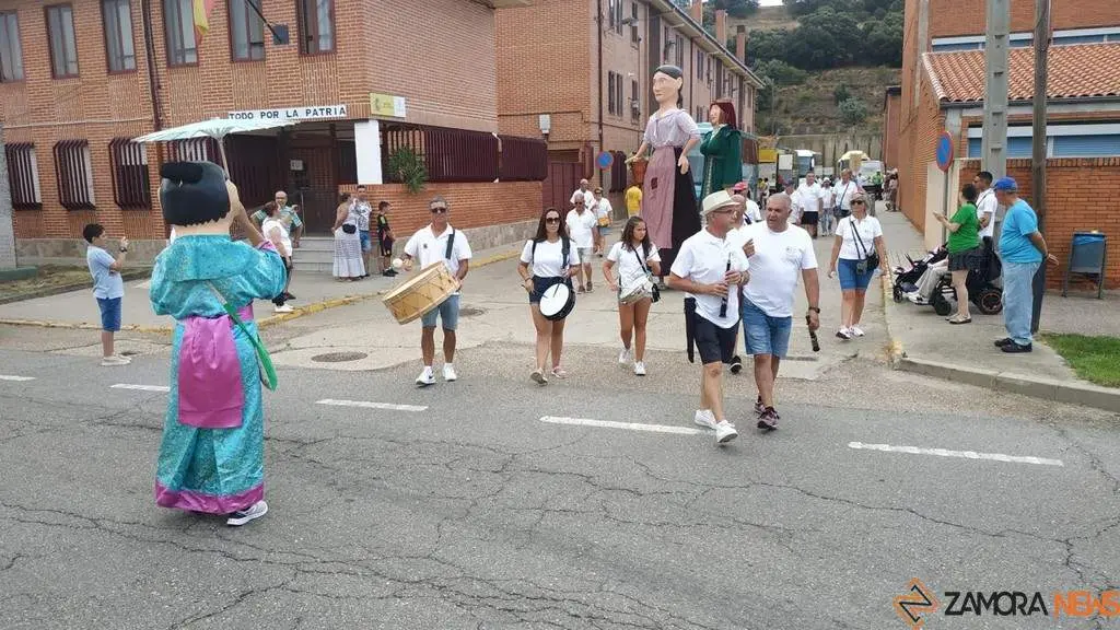 Gigantes y cabezudos en Camarzana de Tera _5