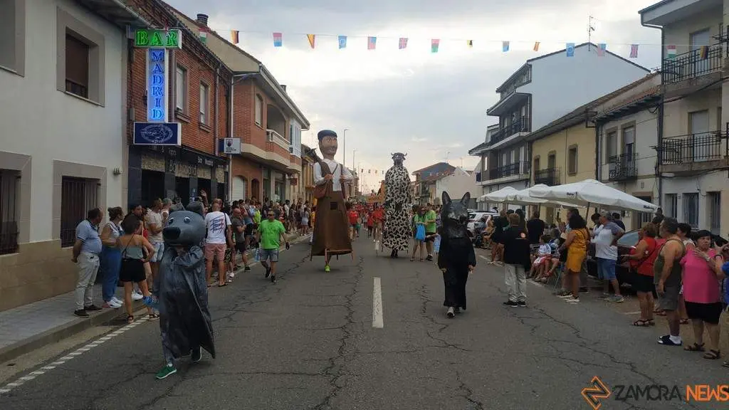 Gigantes y cabezudos en Camarzana de Tera _31