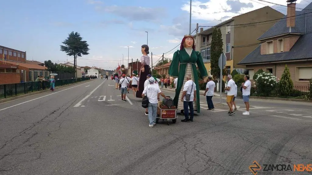 Gigantes y cabezudos en Camarzana de Tera _36