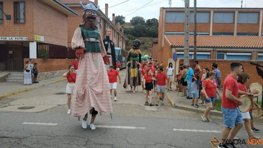 Gigantes y cabezudos en Camarzana de Tera _40