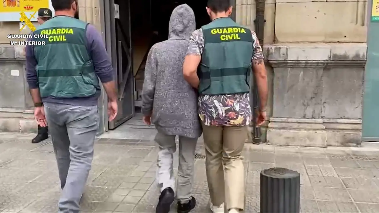 la guardia civil detiene a una persona