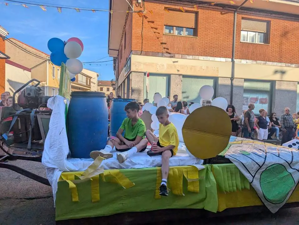 desfile de carrozas de Quiruelas de Vidriales (6)