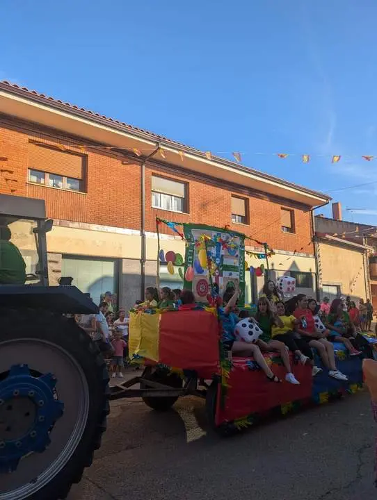 desfile de carrozas de Quiruelas de Vidriales (19)