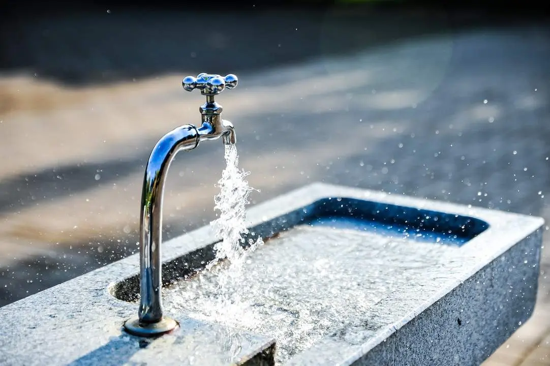 Grifo con agua Archivo