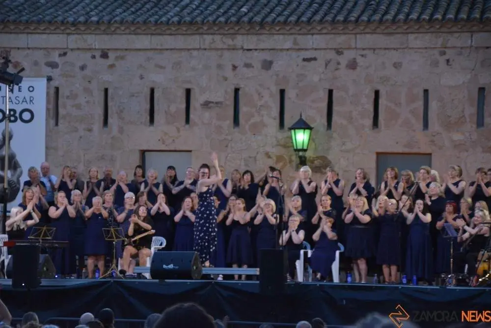 Sweet Charity Choir_30