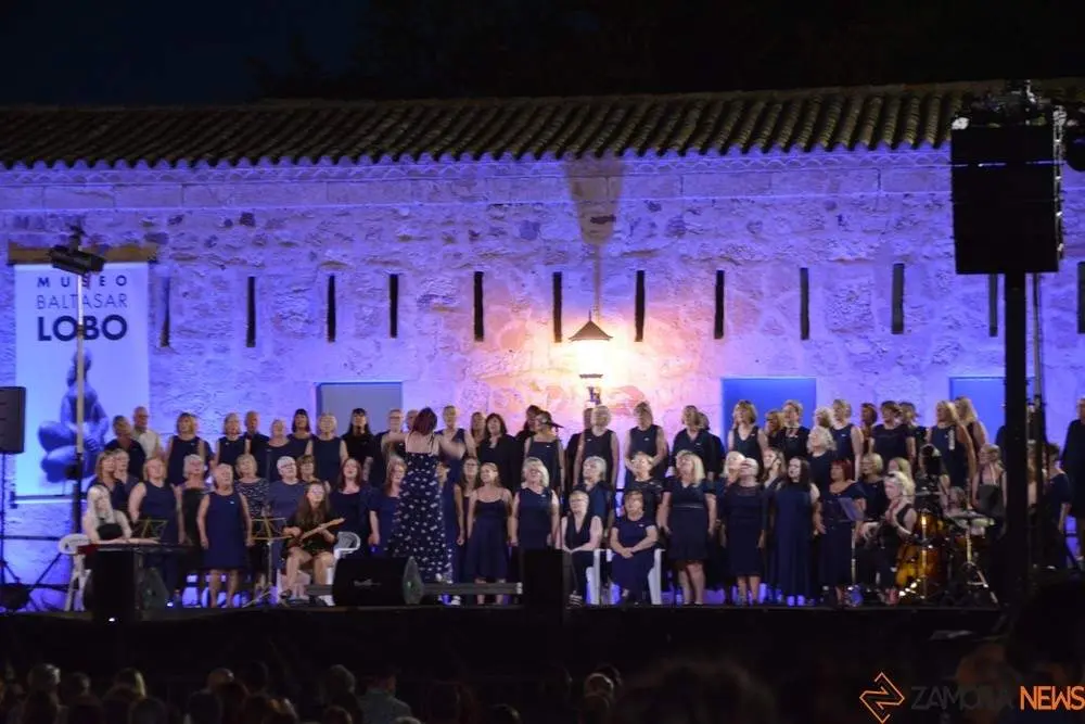 Sweet Charity Choir_8