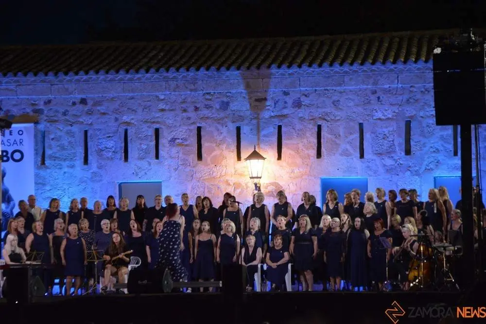 Sweet Charity Choir_10