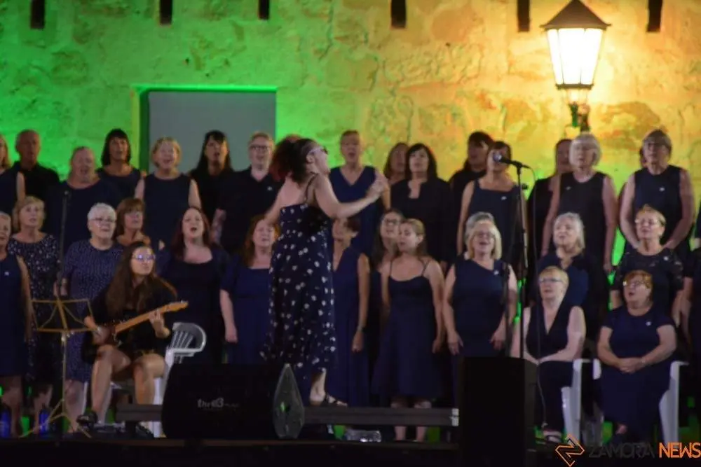 Sweet Charity Choir_12