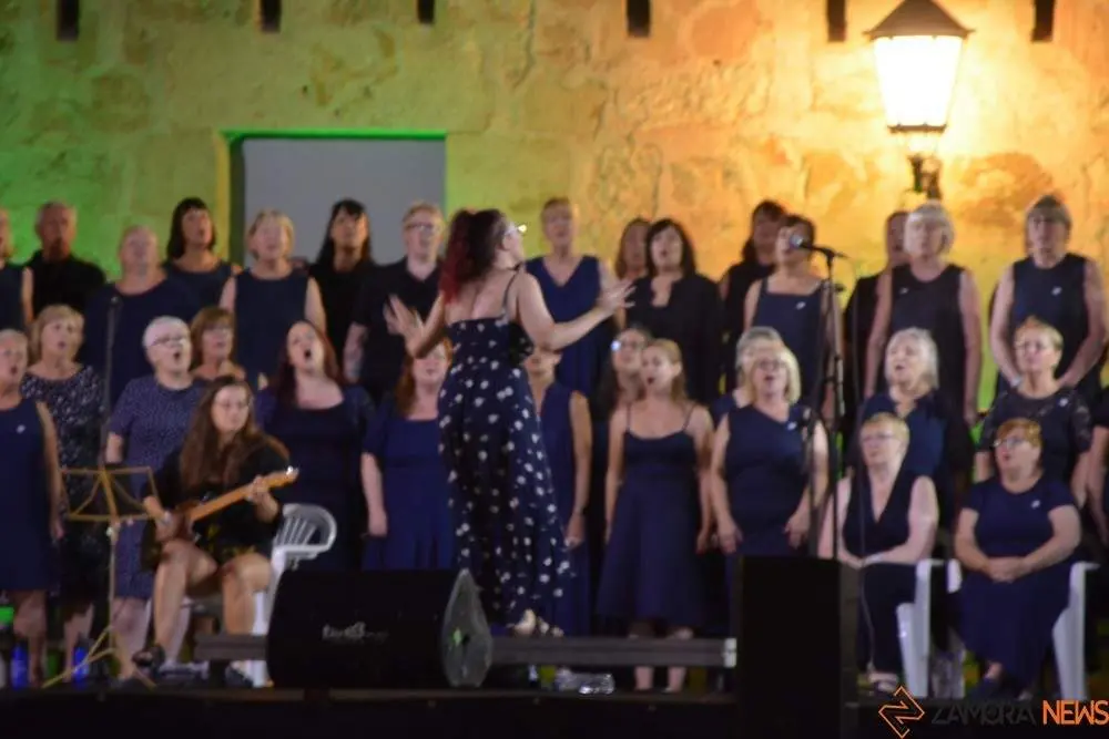 Sweet Charity Choir_13