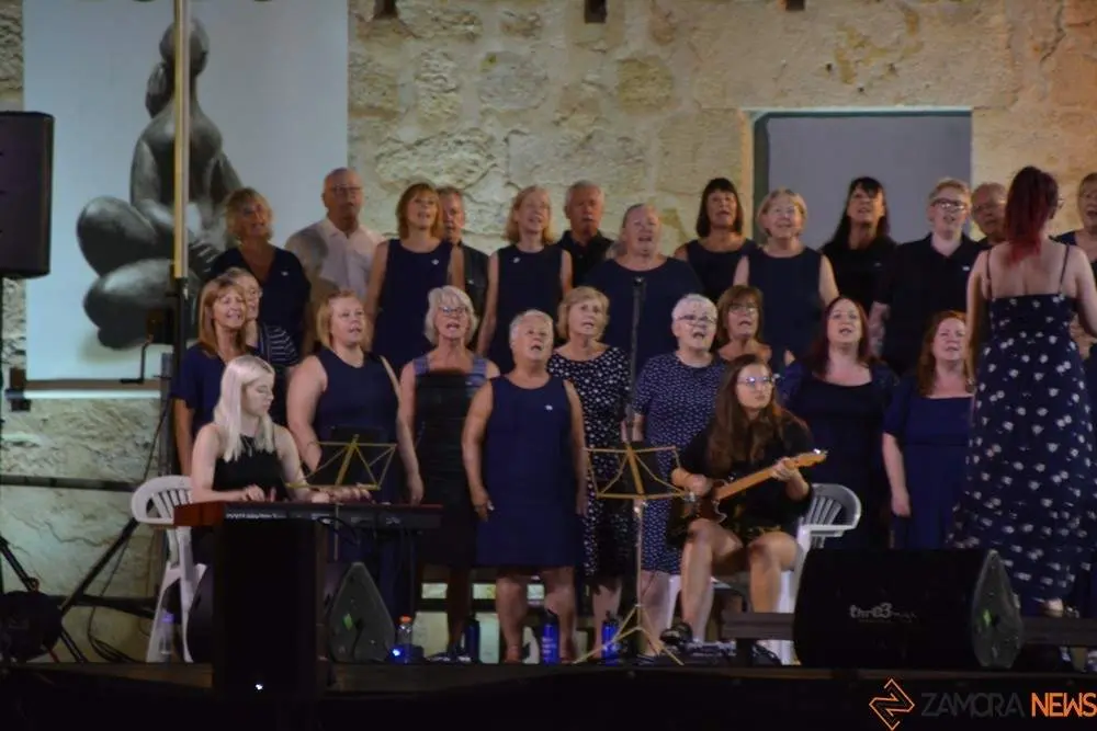 Sweet Charity Choir_14
