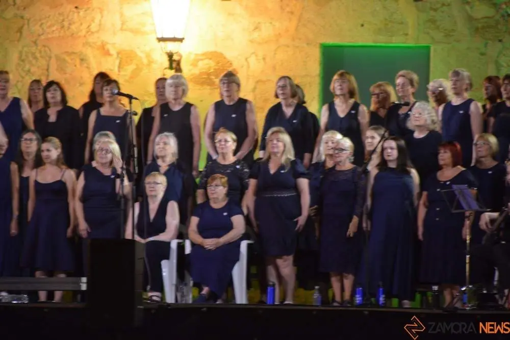Sweet Charity Choir_15